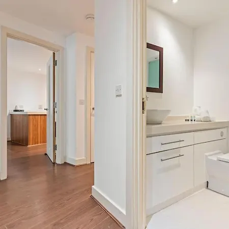 City Centre, Free Parking, Excellent Location, Sleeps 6, Long Offers Apartment