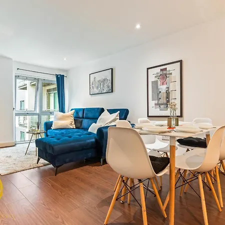 City Centre, Free Parking, Excellent Location, Sleeps 6, Long Offers Apartment